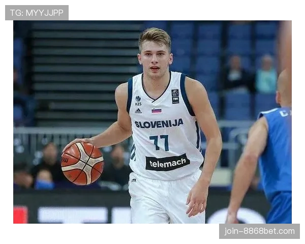 卢卡·东契奇随手一张家居照就让我怀疑人生，沙发比我整套房还大