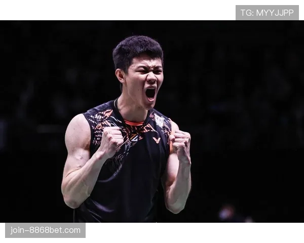 李梓嘉训练完直接瘫在场边啃冰棒，这自律人设是不是有点绷不住了？